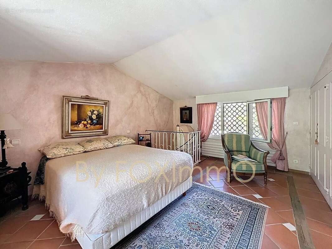 Villa de caractere vue panoramique sur Saint-Paul-de-Vence – 370 m² , piscine, terrain 2000m2, calme - photo 15