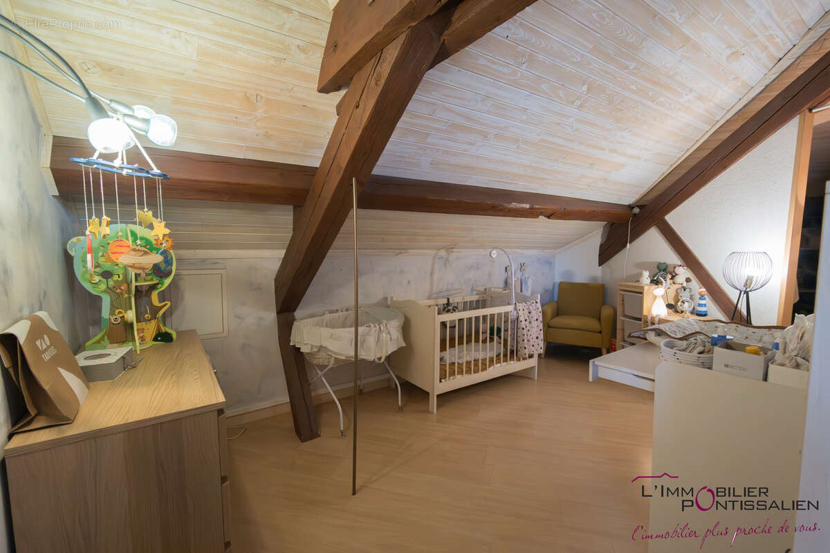 Pontarlier - centre ville : appartement atypique de type 2 avec cave - photo 4