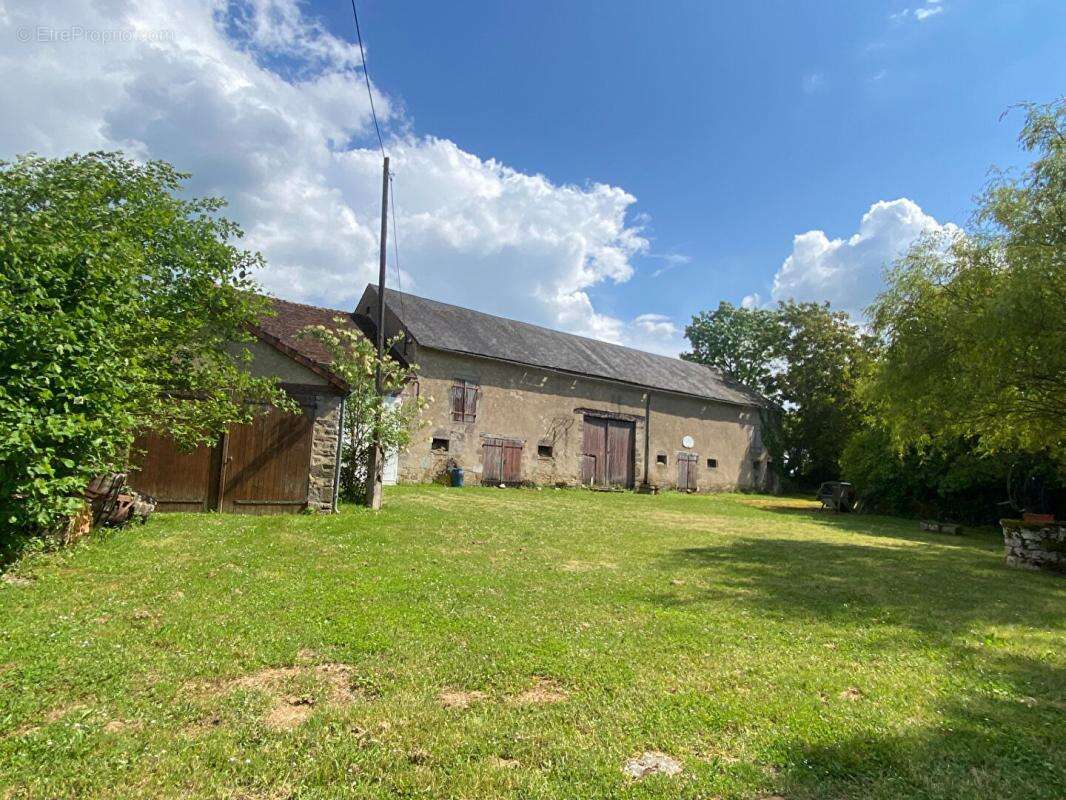 Belle propriété ancienne avec garages et grand terrain - Secteur calme - photo 18