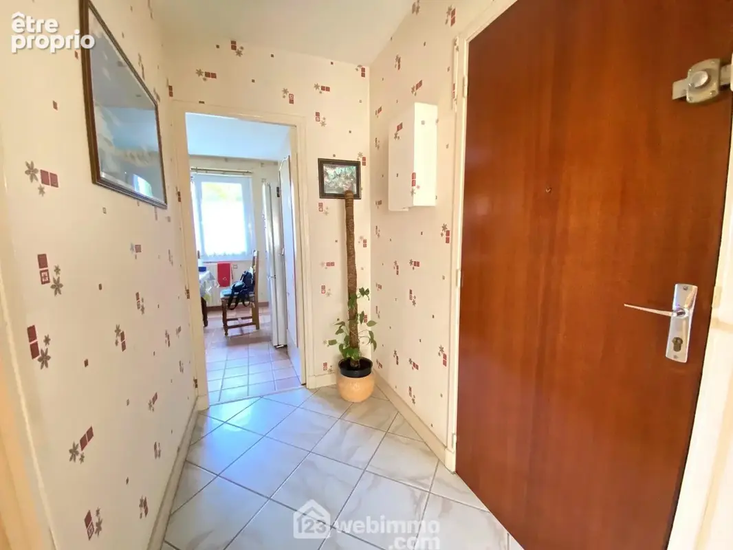 Voici l'entrée de l'appartement