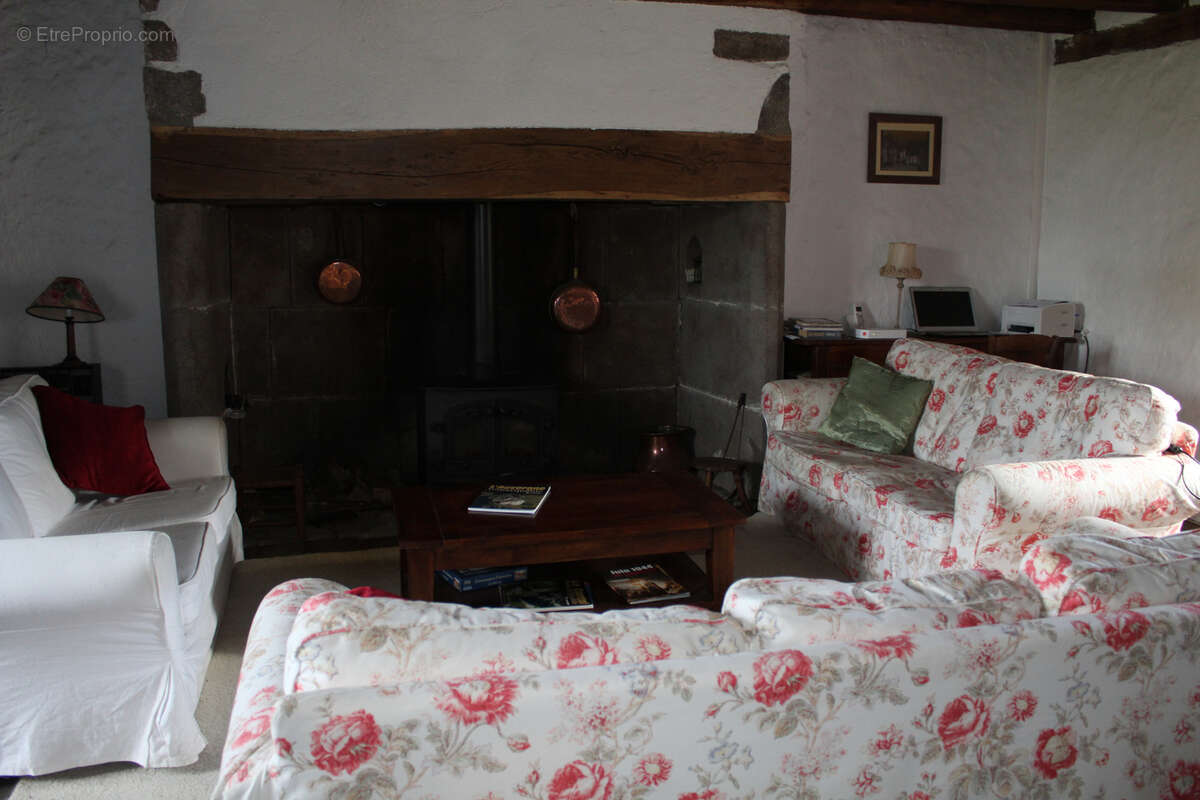 Maison à SAINT-MARTIN-CANTALES