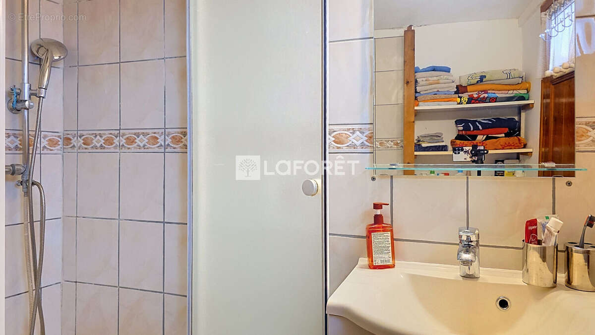 Maison de village à CORBERE-LES-CABANES 2 chambres, 2 bureaux, 2 salles d'eau avec WC et buanderie / atelier - photo 9