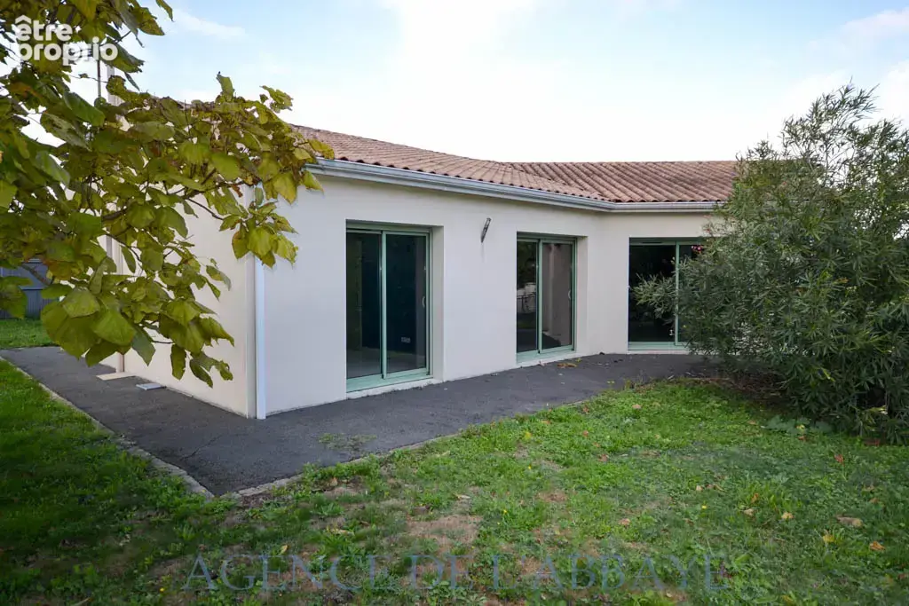 Varzay pavillon récent plain pied  2 ch veranda terrain garage - photo 1