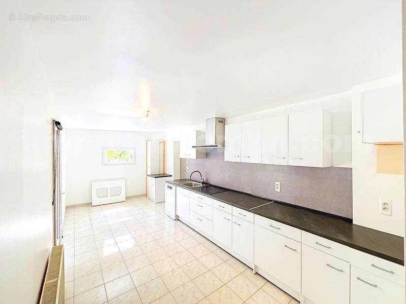 Maison_cuisine_equipée_Ville-La-Grand_proche_commerces_bus_tram_ceva_gare_frontieres_suisse_genève_sejour_cuisine_chambre_terrasse_jardin_parking_ - Maison à VILLE-LA-GRAND