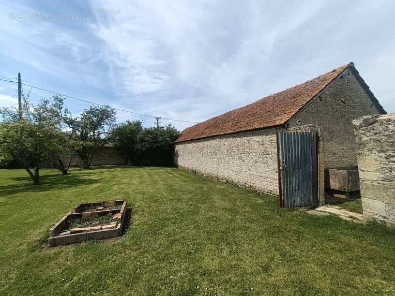 Terrain à LONGUES-SUR-MER