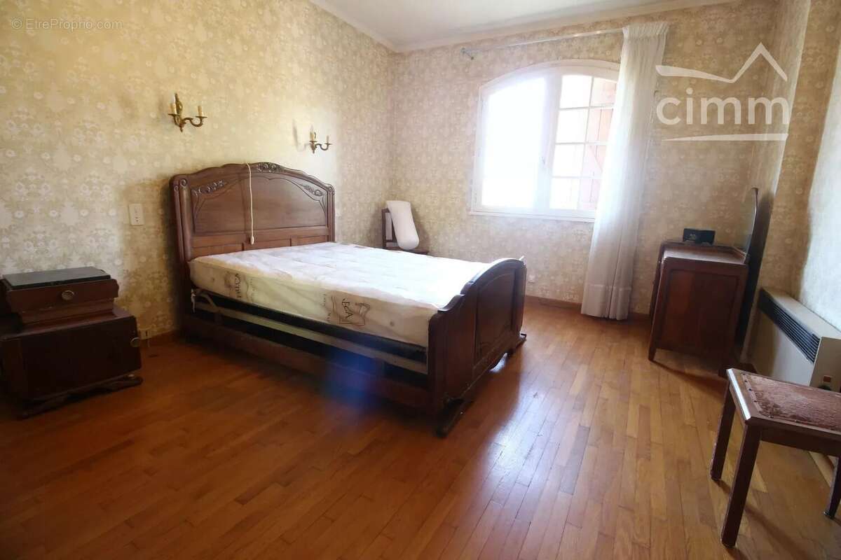 A vendre une villa de 216m² avec annexes et grand garage sur une parcelle de 9755m² - photo 5
