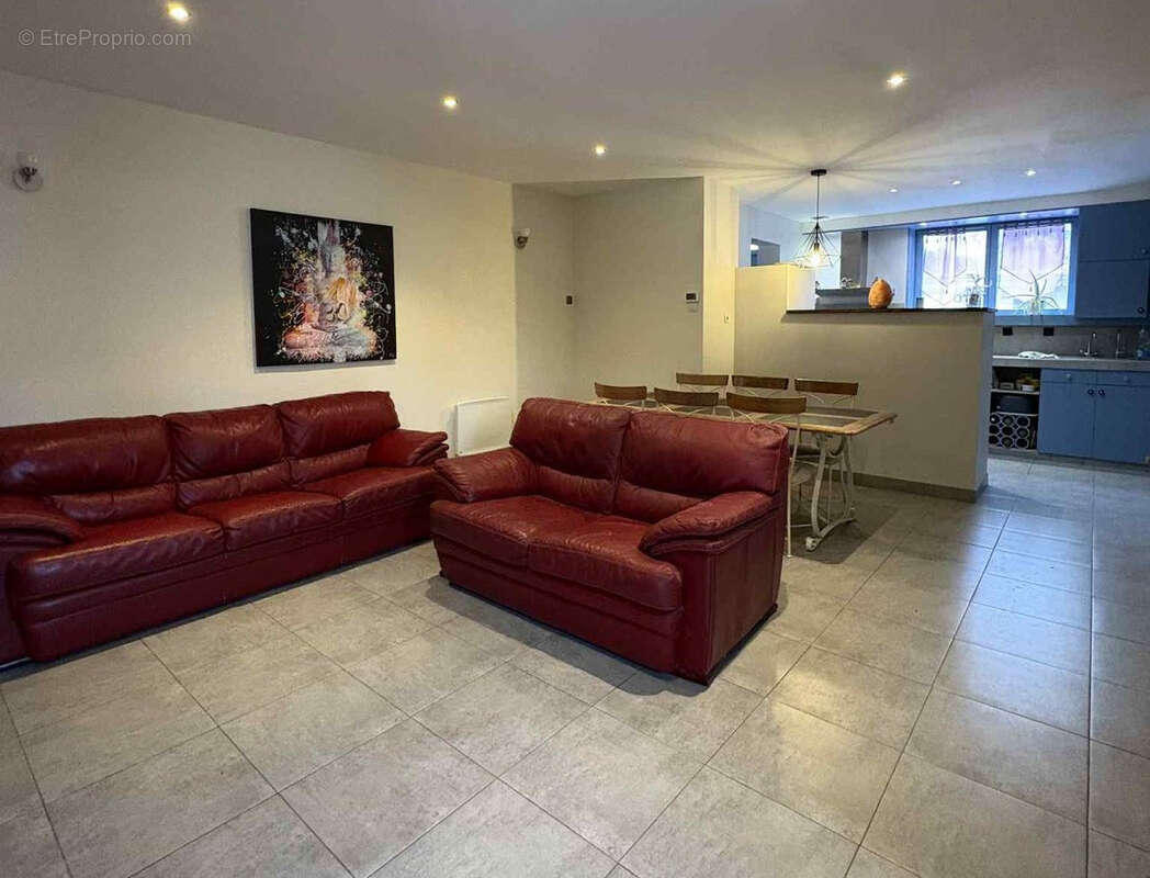 Située en centre ville, proche des commodités et de la gare, maison de 98,75m2 bâtie sur 218m2 . - photo 4