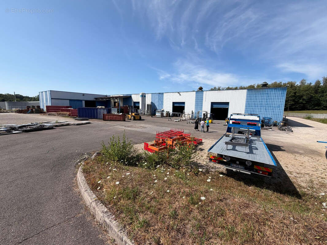 Vente ensemble immobilier industriel de 3 660 m2, sur terrain de 21 181 m2 LURE - photo 3