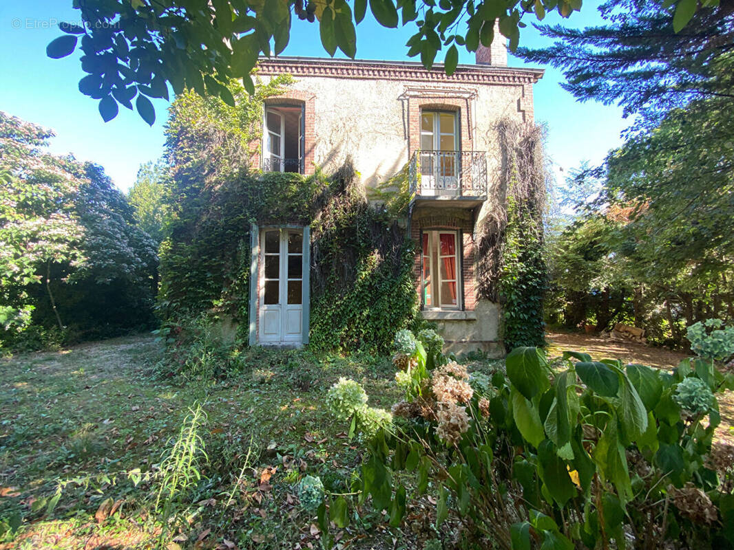 Maison à LA CHAPELLE-D'ANGILLON
