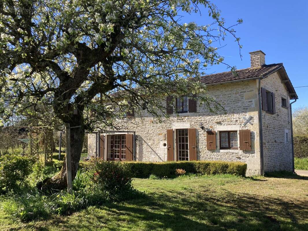 Maison à CLUSSAIS-LA-POMMERAIE