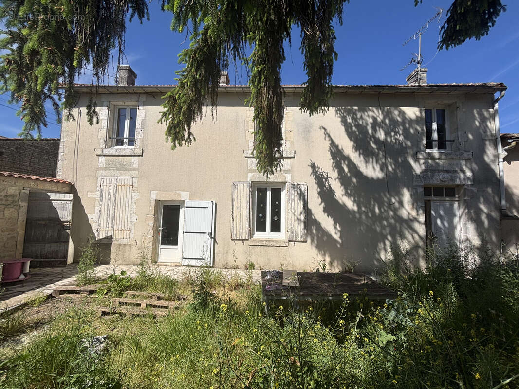 Maison à AUGE-SAINT-MEDARD