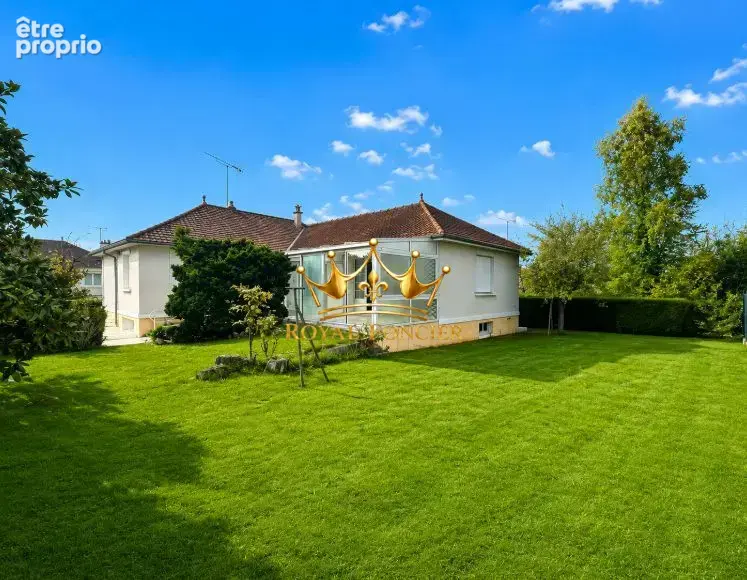 Pavillon familiale proche des commodités   - Maison à LES ORMES