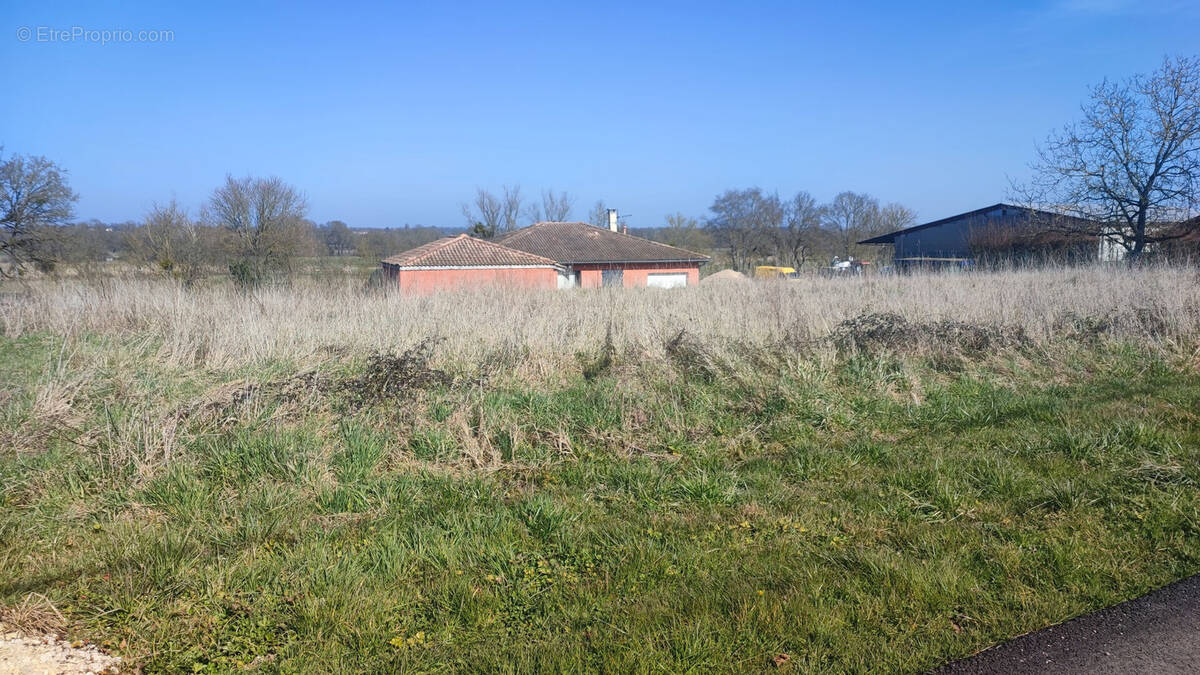 Terrain à SAINT-ETIENNE-SUR-REYSSOUZE