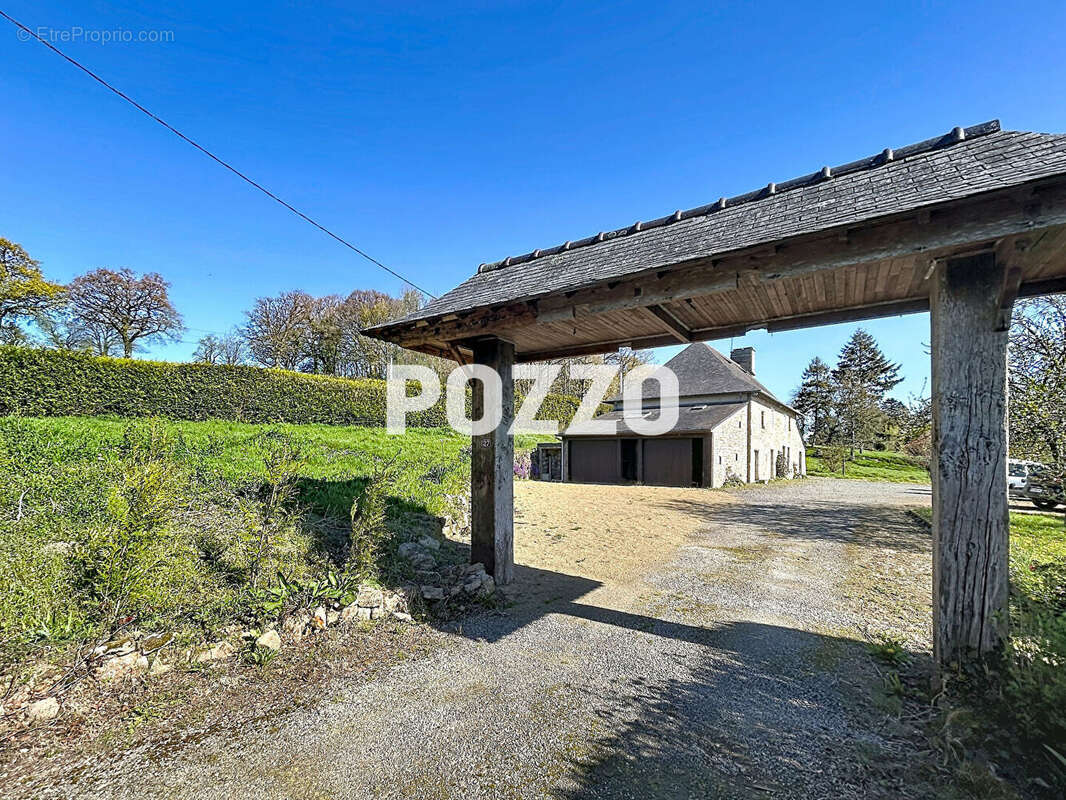 MONTBRAY, Maison de campagne au calme (grand séjour, 4 chambres, double garage) sur 10.000 m² de terrain. - photo 2