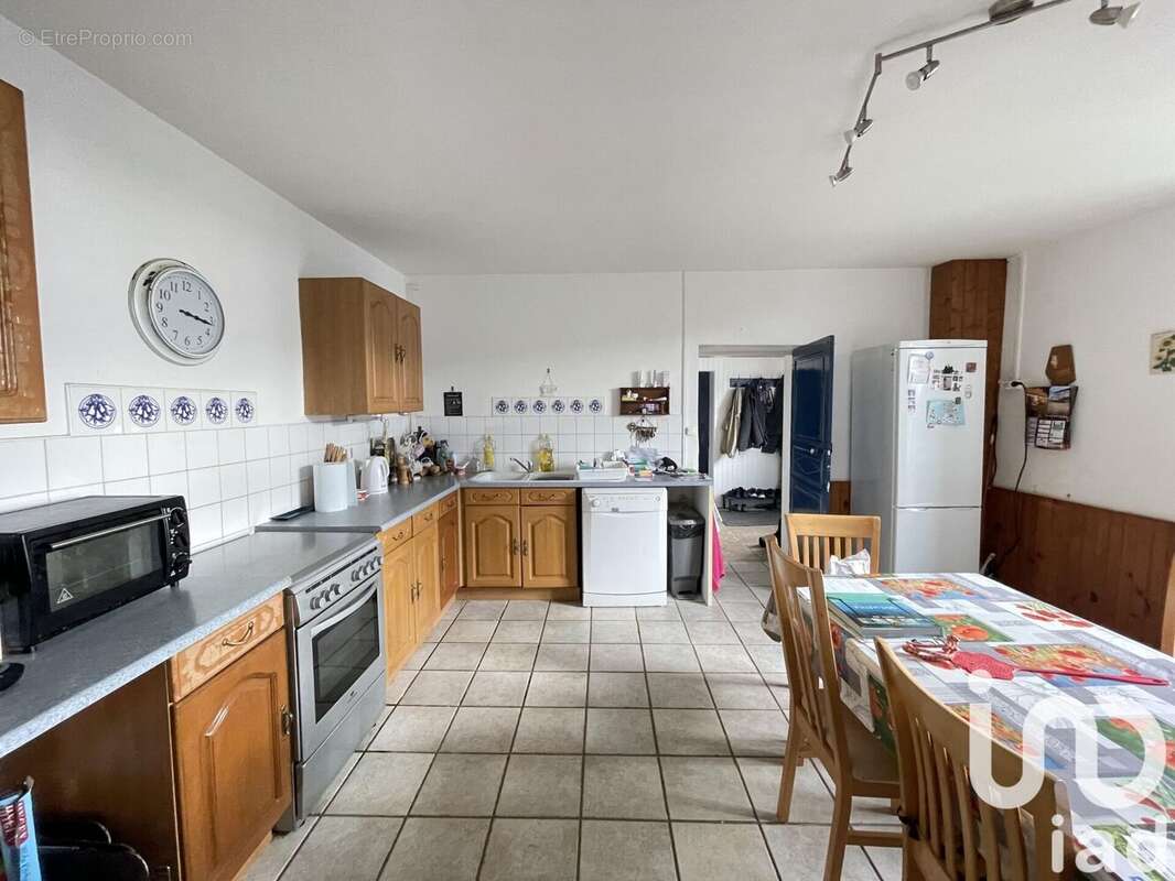 Maison 239 m² à Villemain  - photo 3