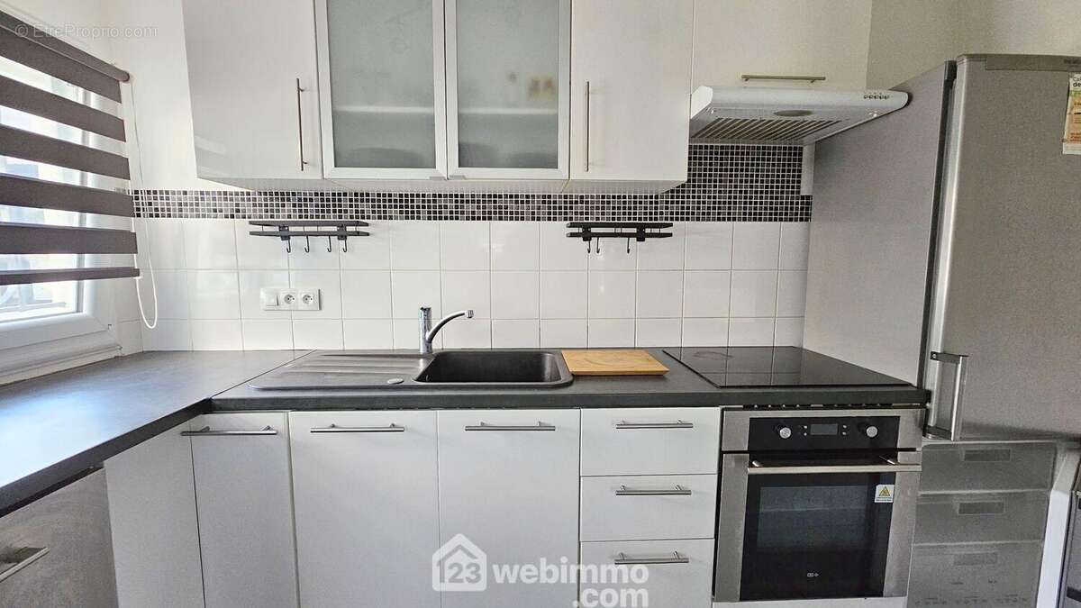 Une cuisine très fonctionnelle et toute équipée. - Maison à ECHARCON