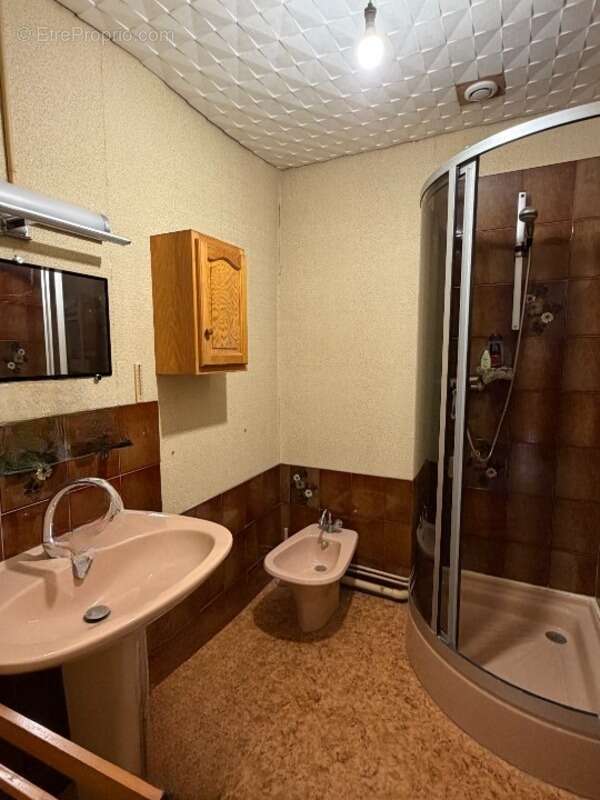 Vouzan. Maison 159 m² avec garages et dépendances - photo 9