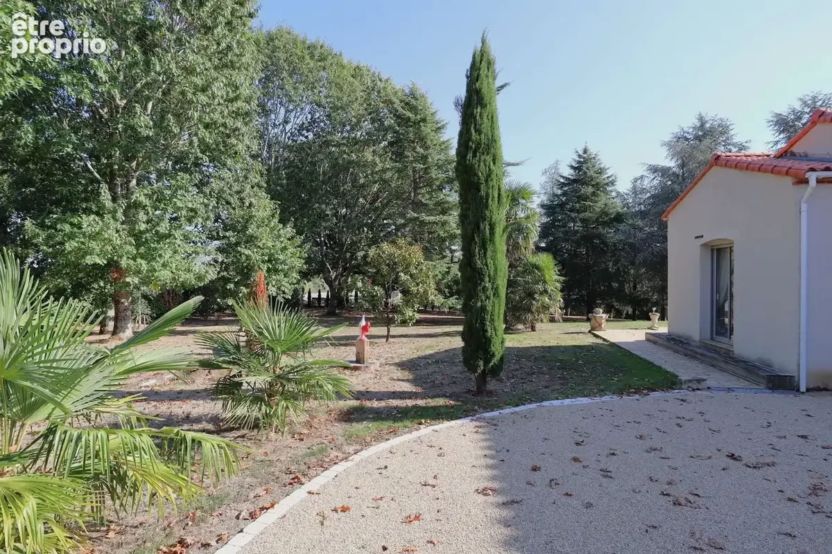 Centre Bourg, Maison offrant 4 CH, 2 SDE, 3 WC, sur 3000 m2 - photo 6