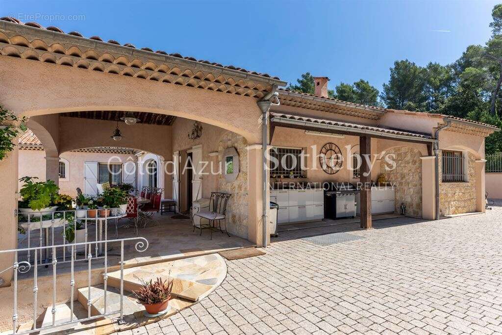 Villa avec piscine et vue panoramique à vendre à Cabris, proche Grasse et Cannes - photo 11