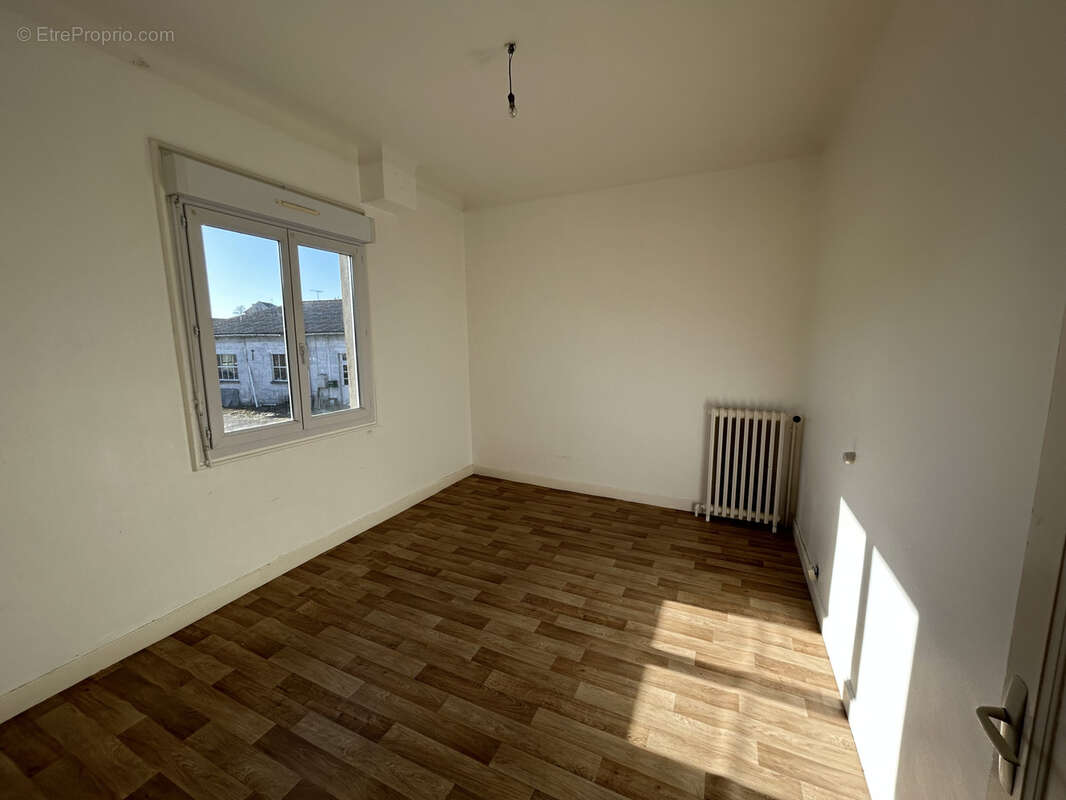Appartement à MONTAIGNAC-SAINT-HIPPOLYTE