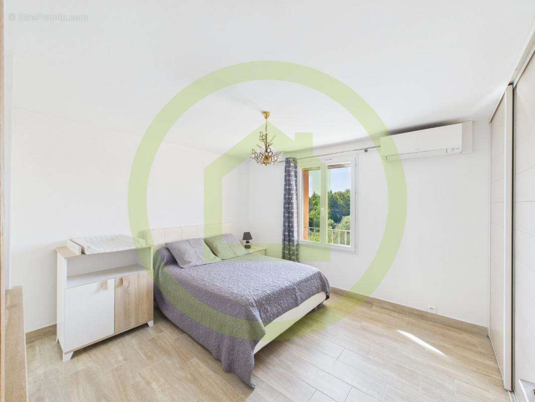 Maison à CHATEAUNEUF-GRASSE