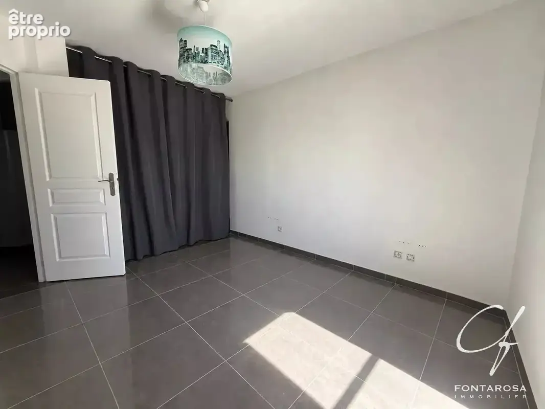 Maison 4 pièces à Bagnols-en-Forêt avec jardin, piscine et garage - photo 10
