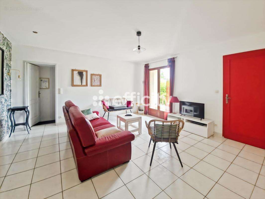 Maison à SAINT-HILAIRE-DE-LUSIGNAN