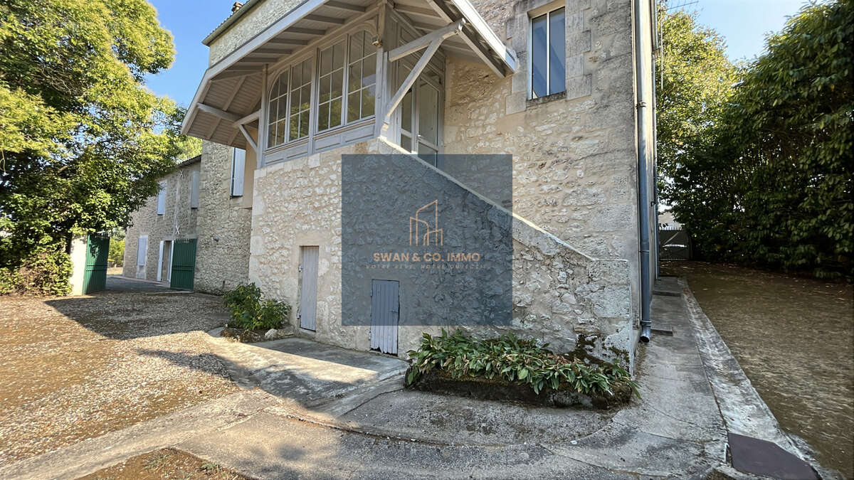 L'élégance d'une demeure de caractère, le privilège d'un domaine au cœur du village - photo 2