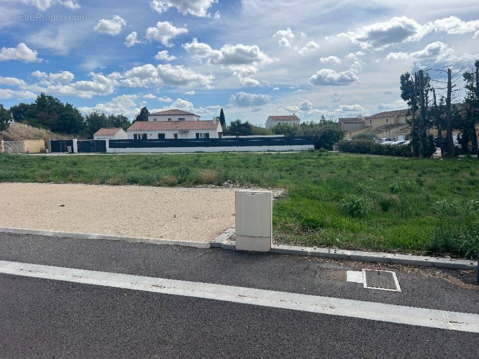 Terrain à SENAS
