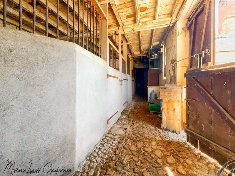 Maison à SAINT-PIERRE-DE-CHIGNAC