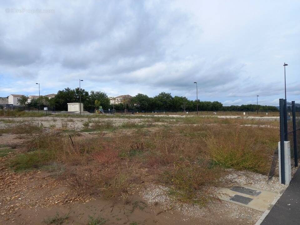 Terrain à LAUDUN-L'ARDOISE