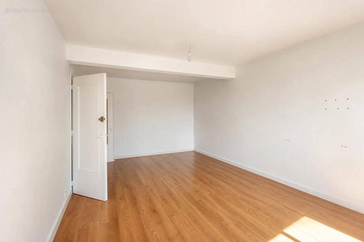 Appartement à LES PAVILLONS-SOUS-BOIS
