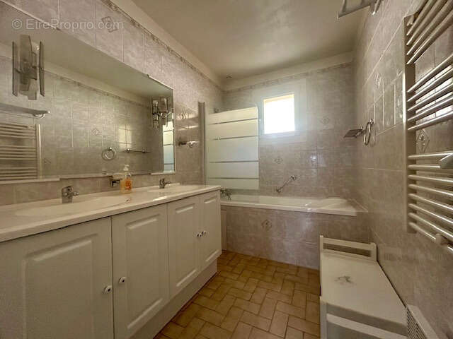 Maison à LA VILLE-DU-BOIS