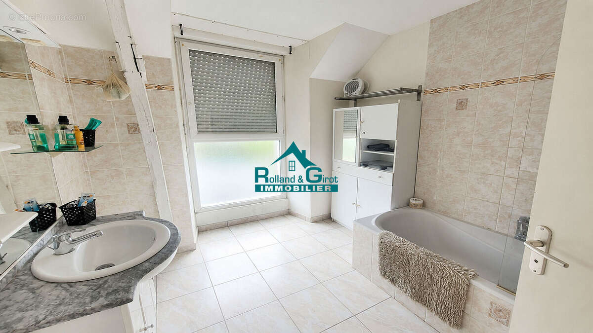 Maison de charme à vendre à Saint Aubin d'Aubigné - 5 pièces, 95.98 m² - photo 6