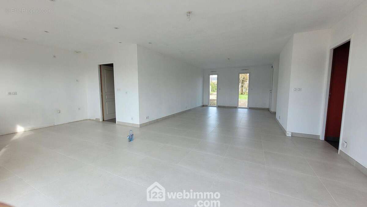 Une pièce de vie lumineuse de 48m², plein sud - Maison à LONGEVILLE-SUR-MER