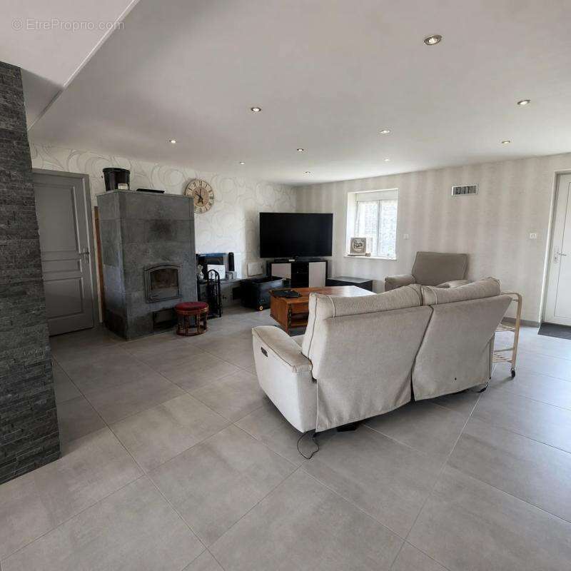 Maison de 5 pièces de 123 m² à Durdat-Larequille - photo 2