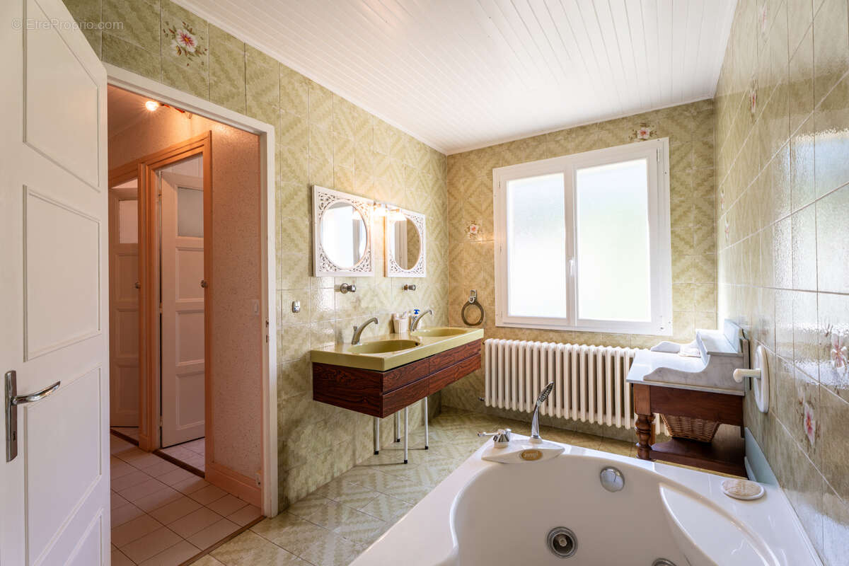 Le Noyer - Ferme rénovée de caractère - potentiel de 336m2 habitable - 2.630m2 de terrain plat - photo 16