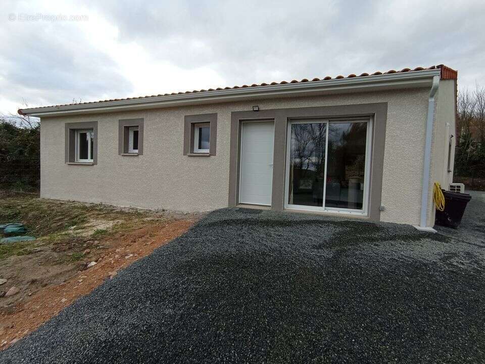 Maison à CREUZIER-LE-VIEUX