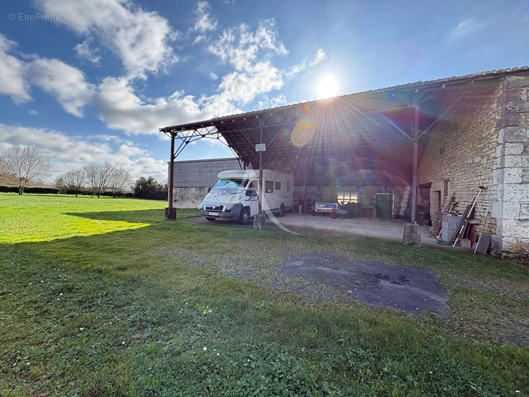 Maison à LE POIRE-SUR-VELLUIRE