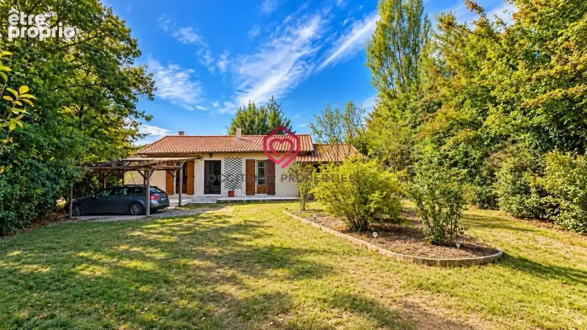 Maison de plain pied implantée sur un terrain arboré de 2 000 m² - photo 1