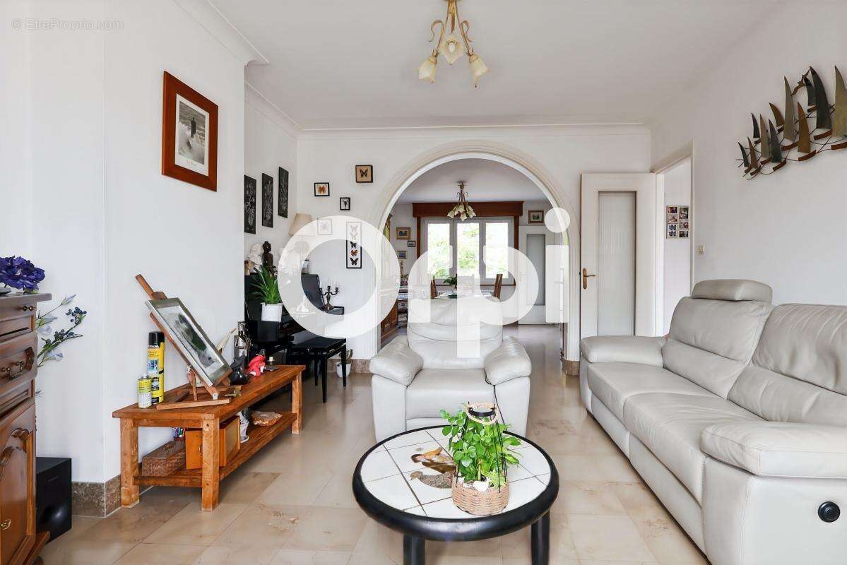 Maison 5 chambre(s), garage, buanderie, cuisine d'été, véranda, cave, jardin et terrasse exposés sud-ouest à ROSENDAËL (59240) - photo 2