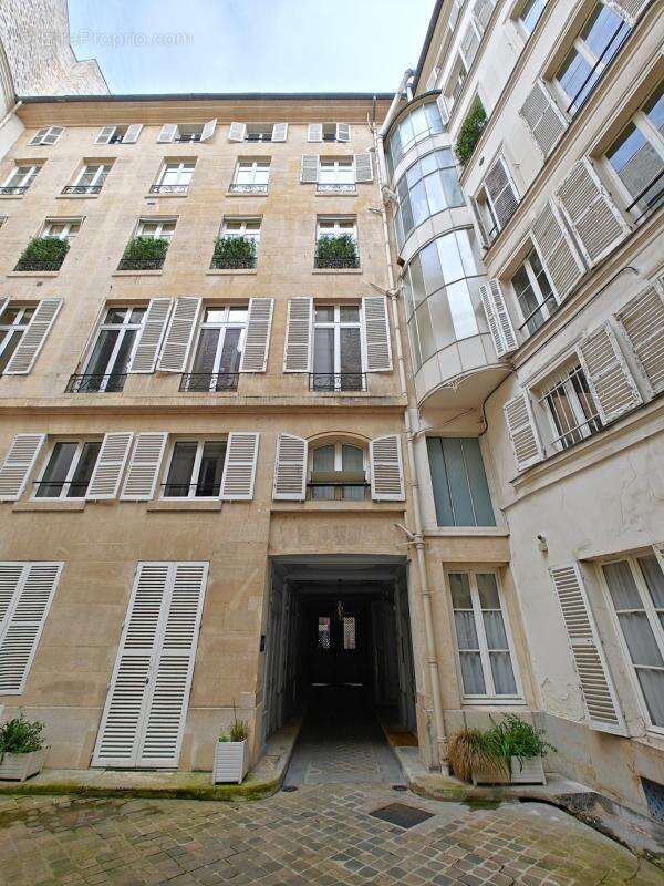 Appartement à PARIS-1E