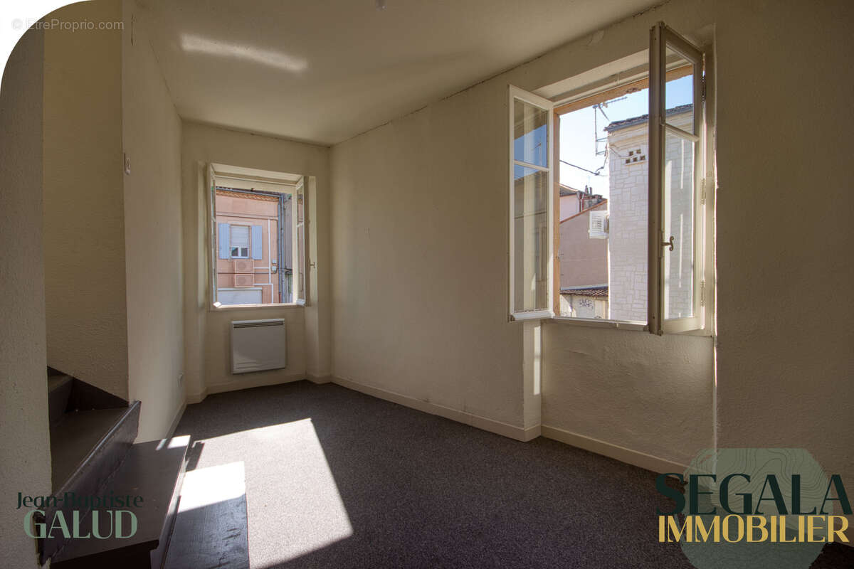 Immeuble dans le centre ville de Carmaux - 1 local commercial et 1 grand appartement - photo 4
