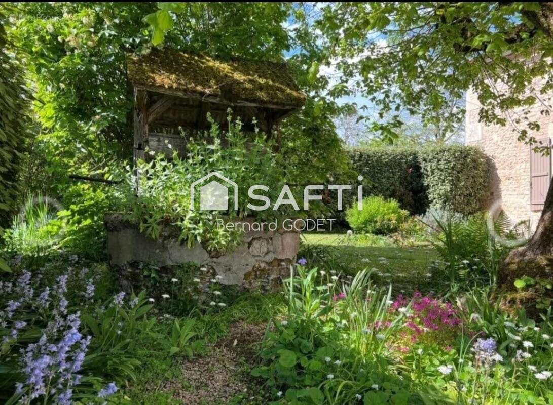 Maison 274 m² à La Chapelle-Pouilloux  - photo 2