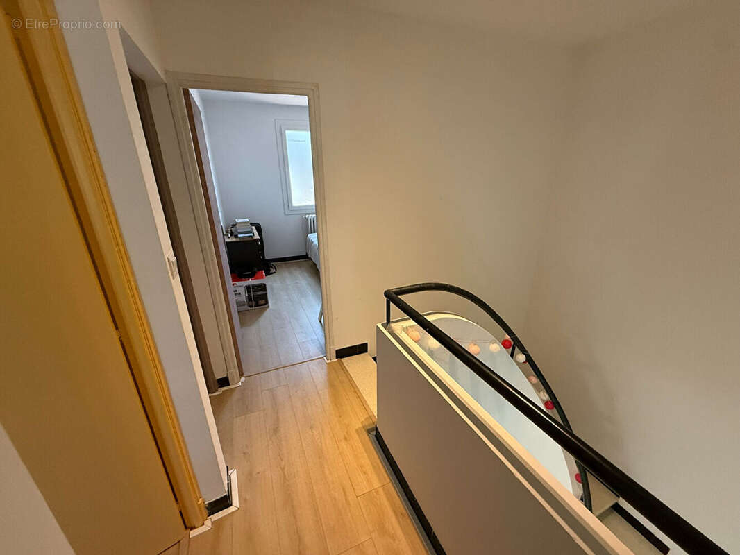 CARCASSONNE Maison trois faces entièrement rénovée avec garage terrasse et trois chambres proche commodités - photo 11