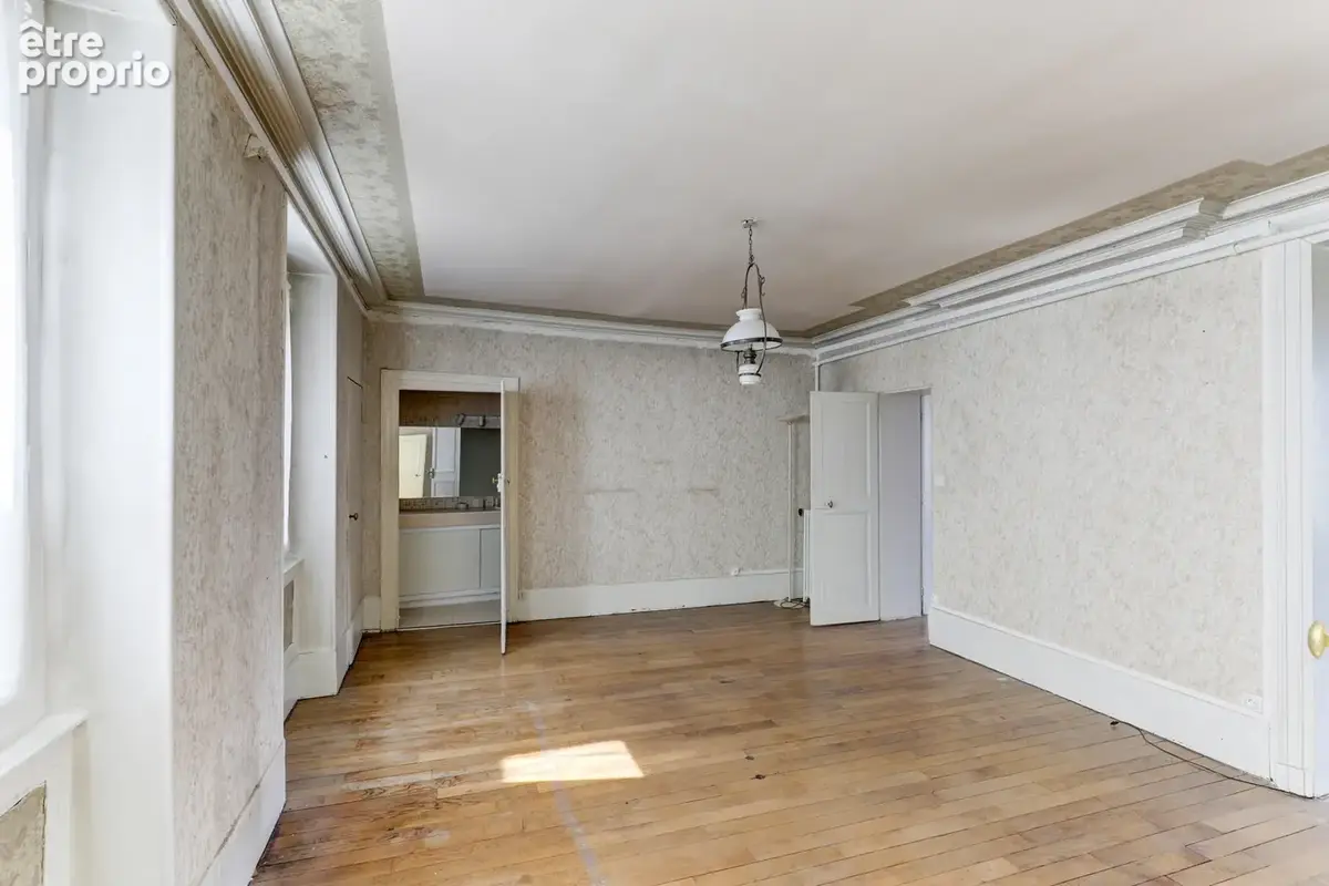 Grand appartement dans immeuble Ancien situé sur le plateau central avec charme - photo 11