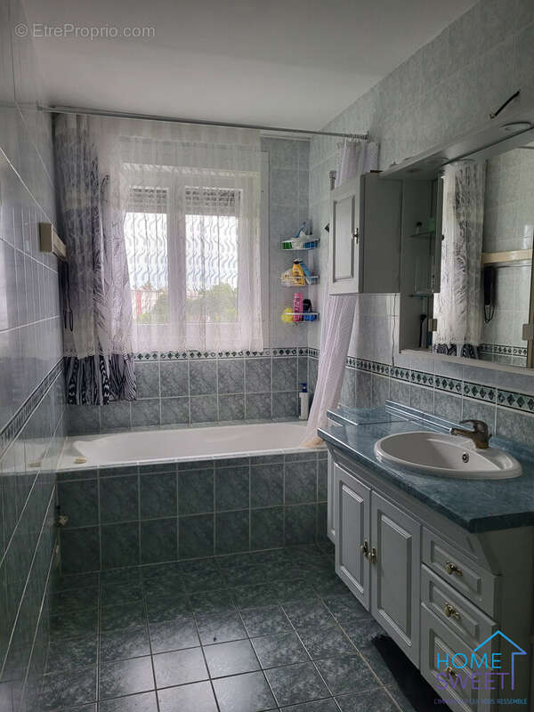 Salle de bain - Appartement à SAINT-JEAN-DE-LA-RUELLE