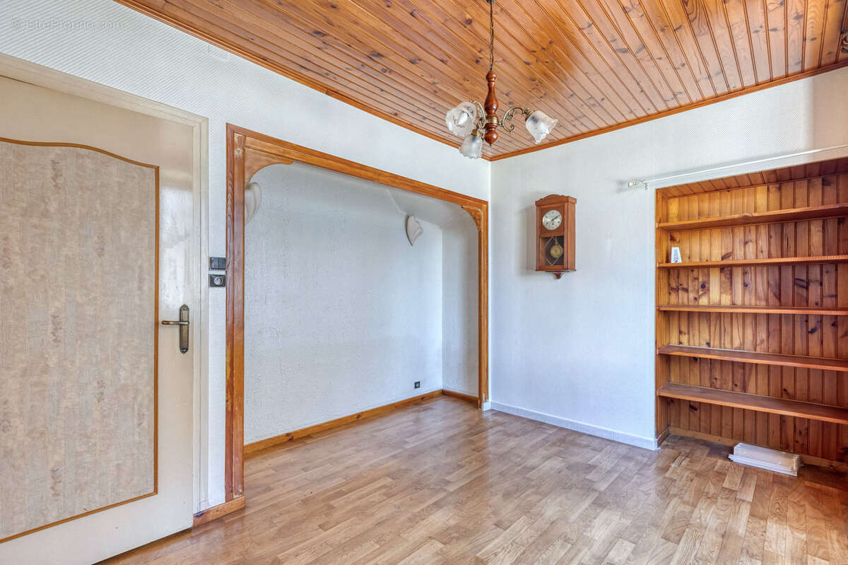 LA MOTTE D'AVEILLANS bourg : Maison de village 3P 51m2 mitoyenne à rénover + Terrain - photo 3