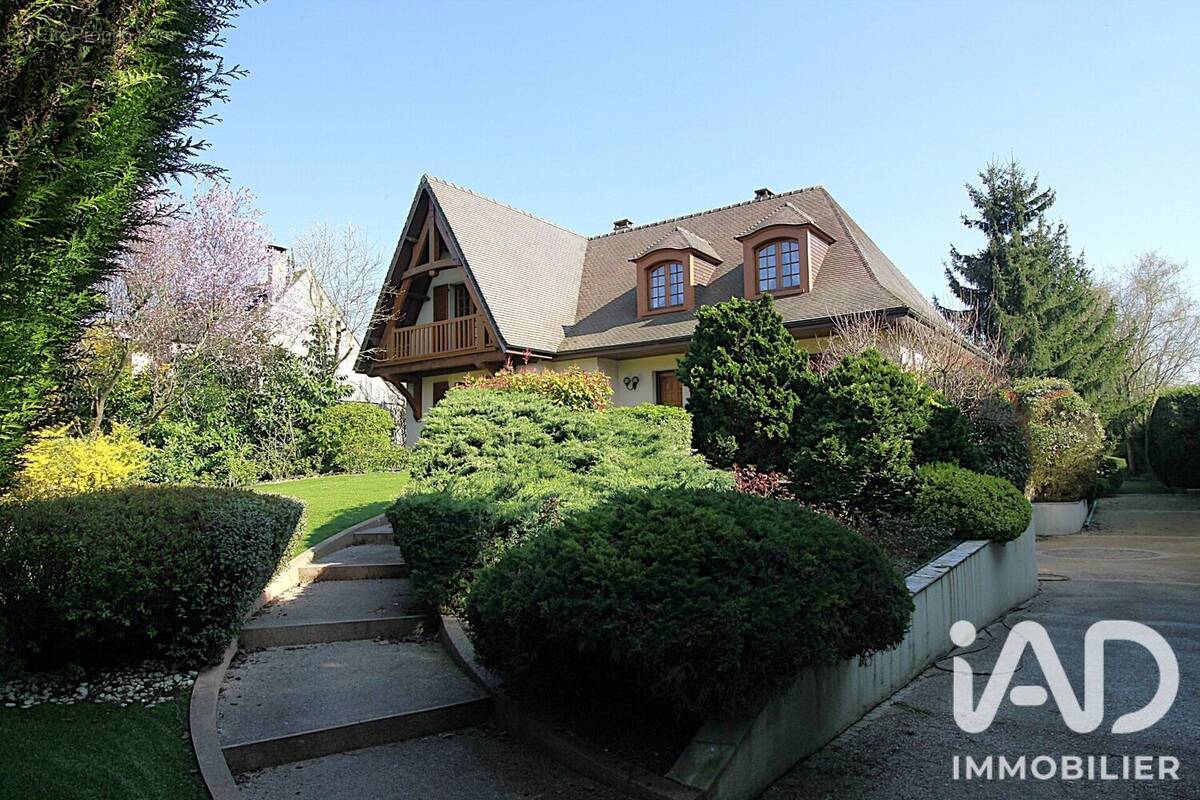 Maison 185 m² à Mandres-Les-Roses  - photo 1