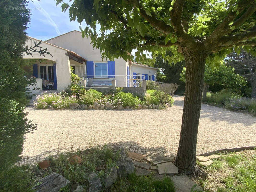 Villa de plain pied au calme , terrain avec piscine et vue dégagée. - photo 2